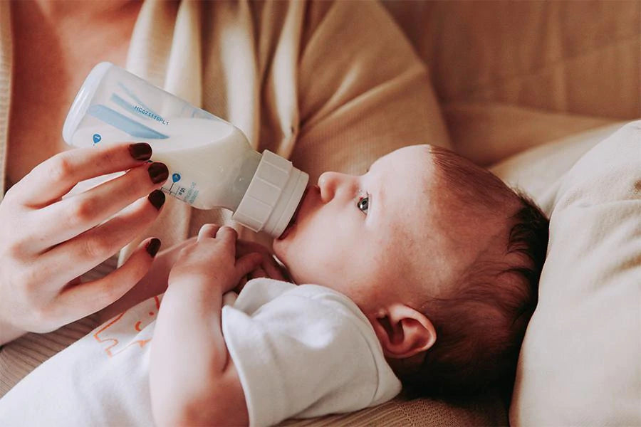 Baby Bonding: Liebevoll Fläschchen geben