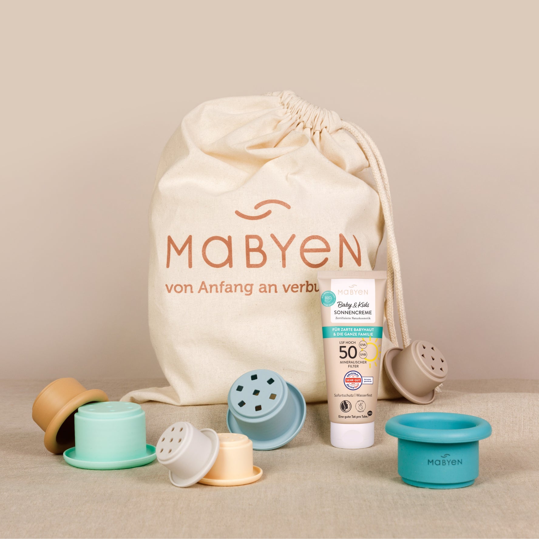 Mabyen Baby & Kinder Badespaß Set mit stapelbaren Silikon-Badebechern und mineralischer Sonnencreme LSF 50 für sicheren Spielspaß im Wasser und an Land.
